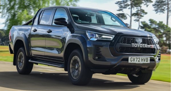 Години на производство:  2015-до момента

Със завидна репутация, изградена от десетилетия  по целия свят, Toyota Hilux е може би най-издръжливият автомобил в този списък. Усеща е някак си повече като фермерска машина от своя съперник Ford Ranger. Най-новият Hilux може спокойно да тегли ремарке със спирачки от 3500 кг и може би е по-добре да се кара извън пътя, отколкото по него.

Вътрешното пространство е тясно за такава голяма машина и изглежда остаряло, когато се сложи до по-луксозните си конкуренти. Но в Hilux има толкова много смисъл като надежден работен автомобил за теглене. 
